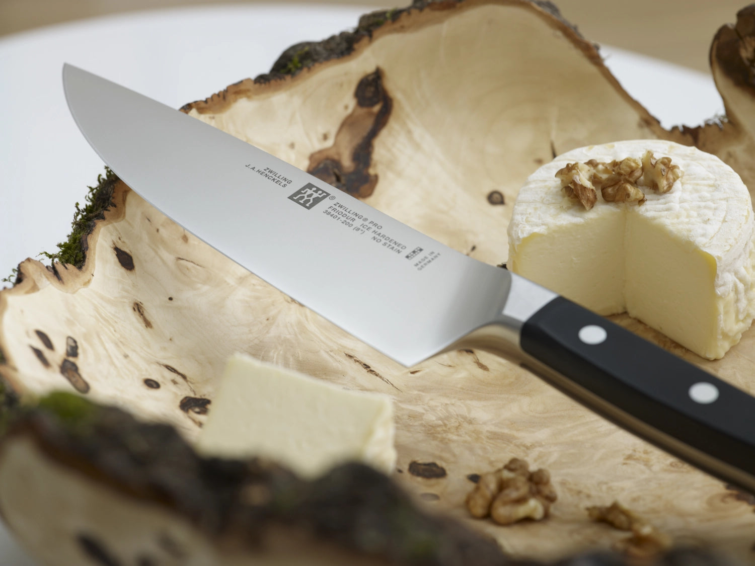 Professionelles Zwilling Pro Kochmesser mit 200 mm Klinge, perfekt für präzise Schneidetechniken und vielseitige Küchenanwendungen.