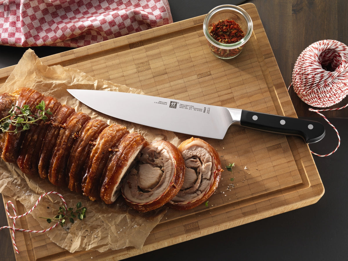 Zwilling Pro Kochmesser 260 mm in Schwarz präsentiert im Onlineshop von KAQTU Design AG. Küchenmesser ist von Zwilling Kitchen