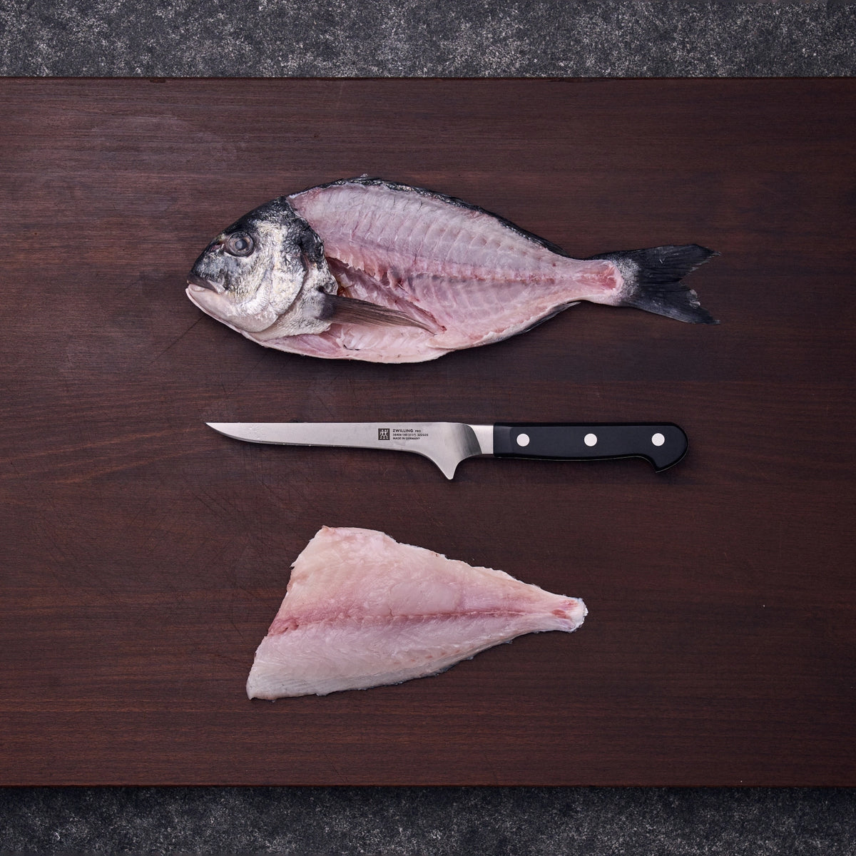 Zwilling Pro Ausbeinmesser 140 mm in Schwarz präsentiert im Onlineshop von KAQTU Design AG. Küchenmesser ist von Zwilling Kitchen