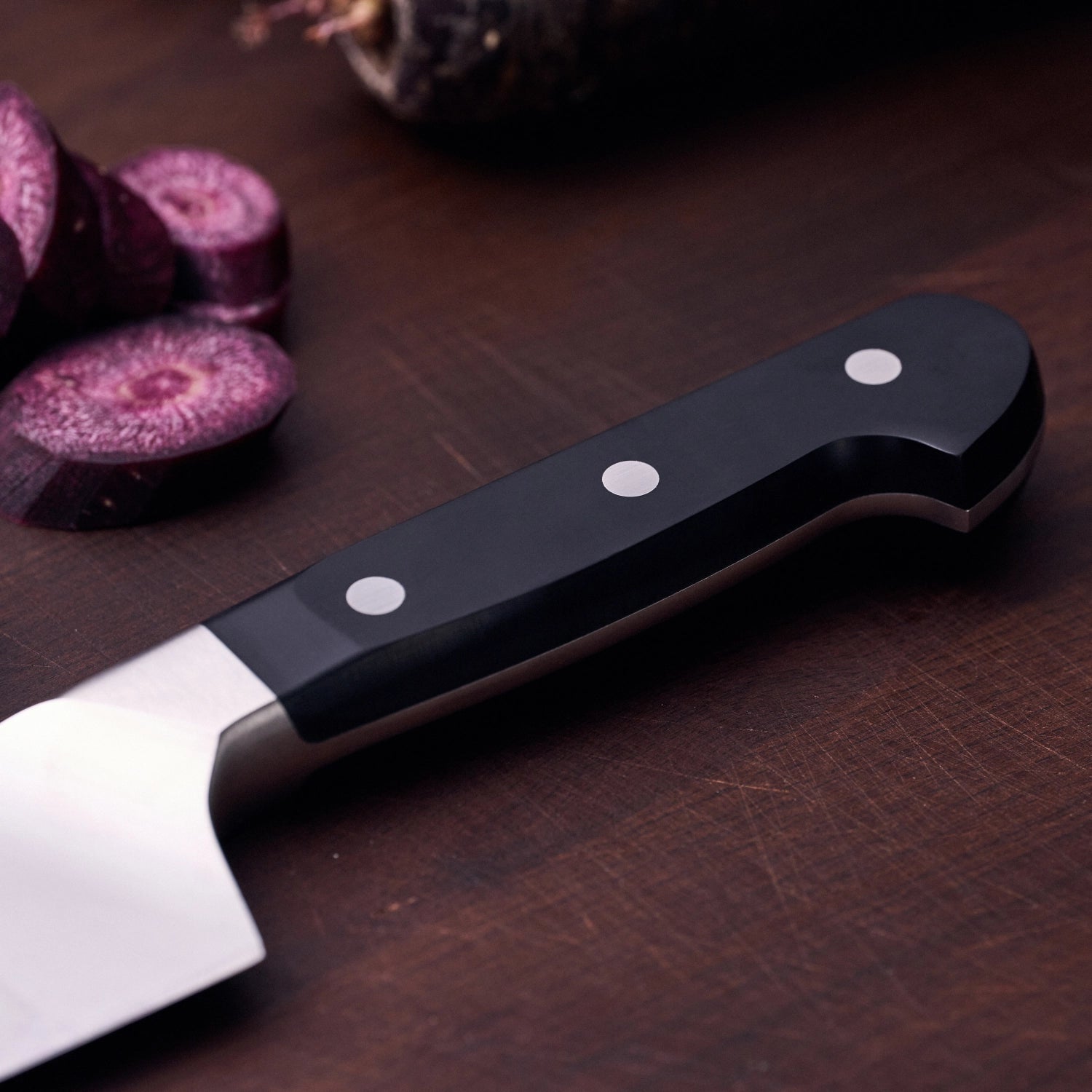Professionelles Zwilling Pro Kochmesser mit 160 mm breiter Klinge, perfekt für vielseitige Schneidetechniken und Küchenarbeiten.