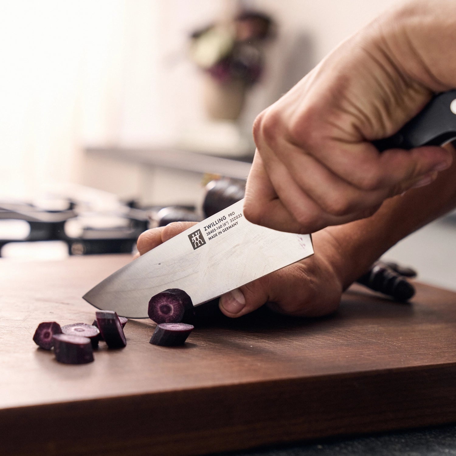 Hochwertiges Zwilling Pro Kochmesser mit 160 mm breiter Klinge, ideal für präzises Schneiden und vielseitige Anwendungen in der Küche.