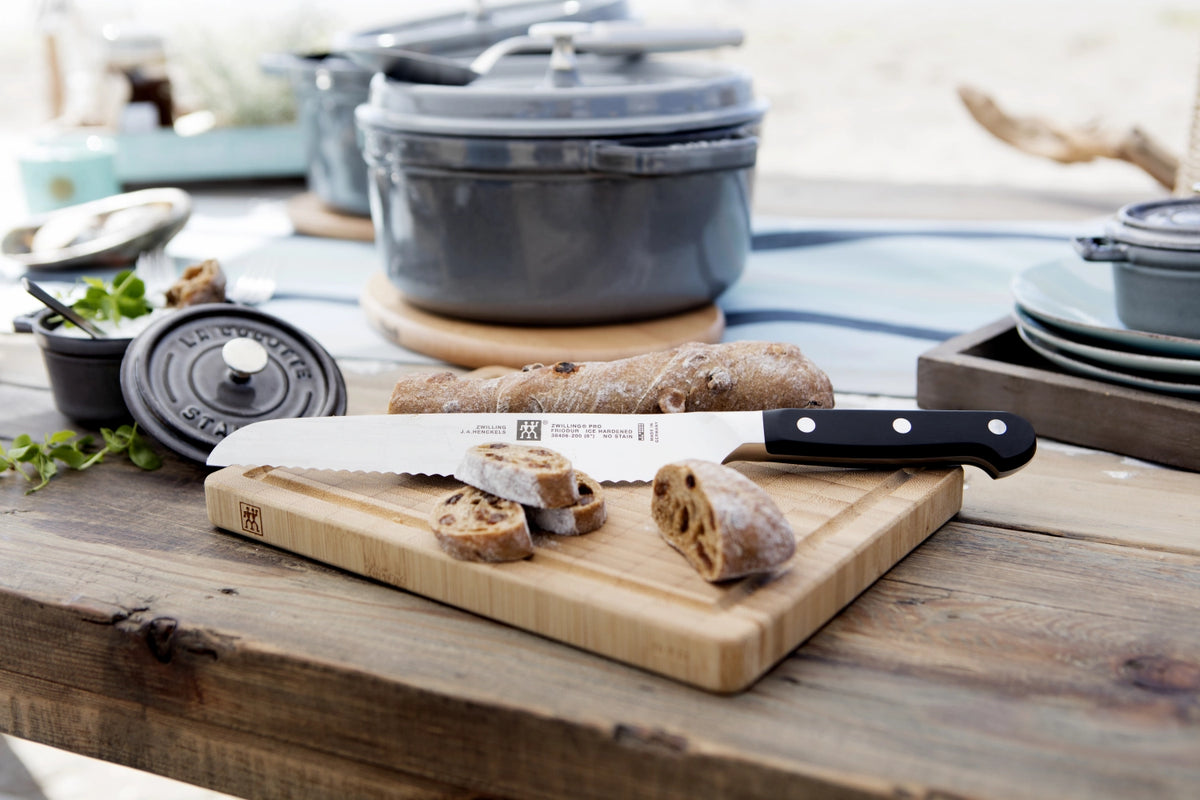 Zwilling Pro Brotmesser 200 mm in Schwarz präsentiert im Onlineshop von KAQTU Design AG. Küchenmesser ist von Zwilling Kitchen