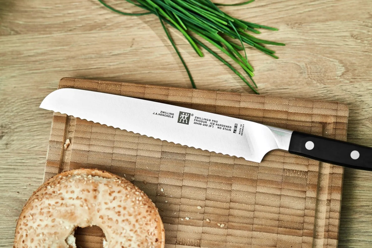 Zwilling Pro Brotmesser 200 mm: Perfekte Balance für müheloses Schneiden.