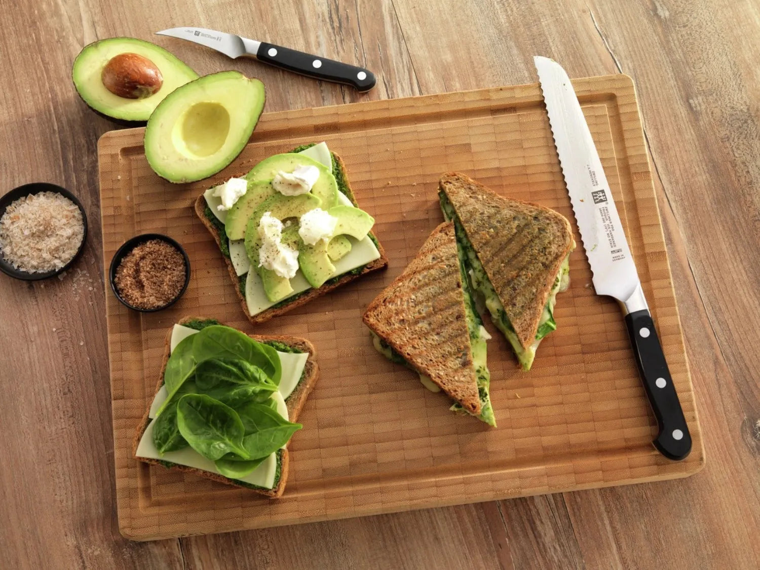 Zwilling Pro Brotmesser 200 mm: Ergonomisches Design für saubere Schnitte.