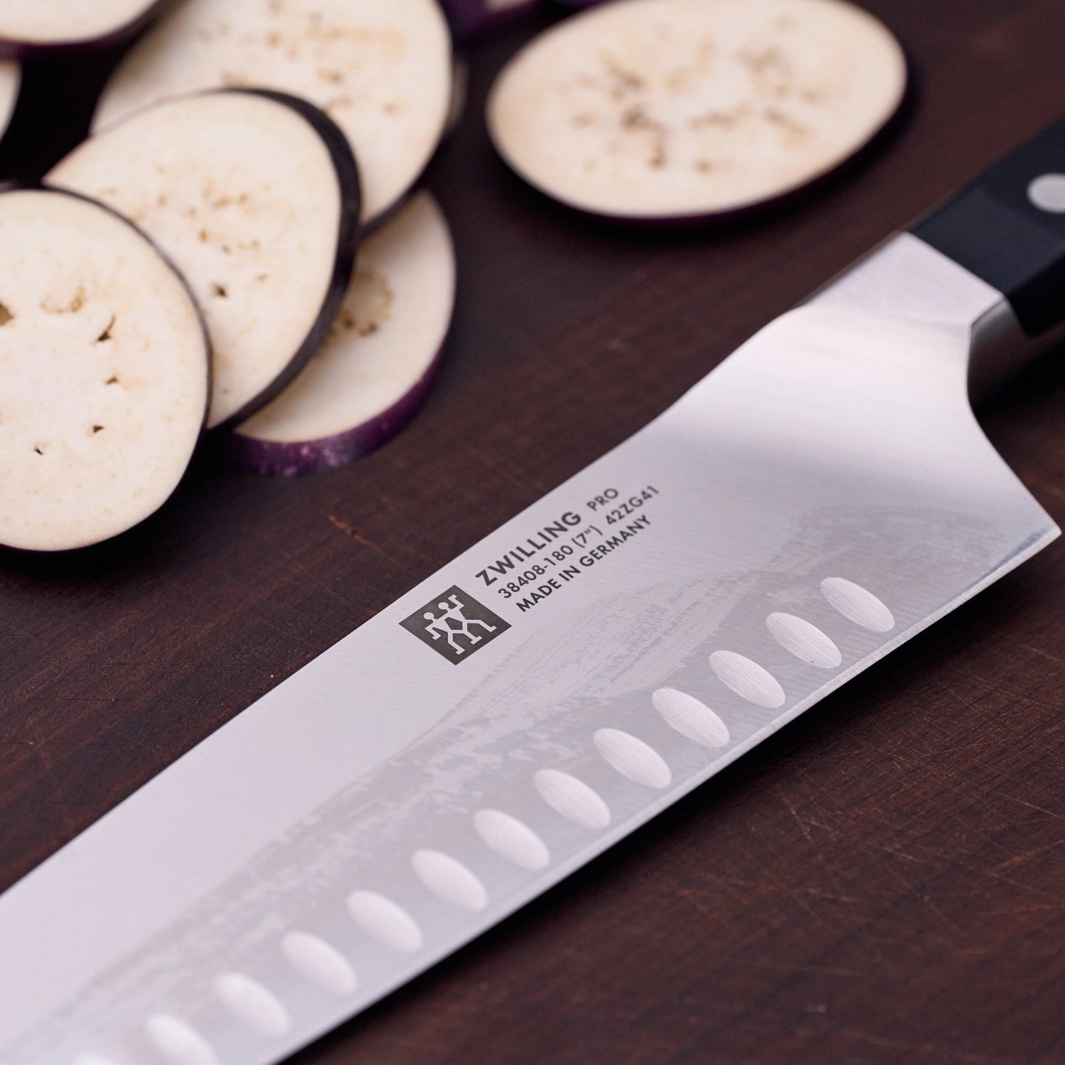Hochwertiges Zwilling Pro Santokumesser mit Kullen, 180 mm, für müheloses Schneiden von Gemüse und Fleisch, mit komfortablem Griff.