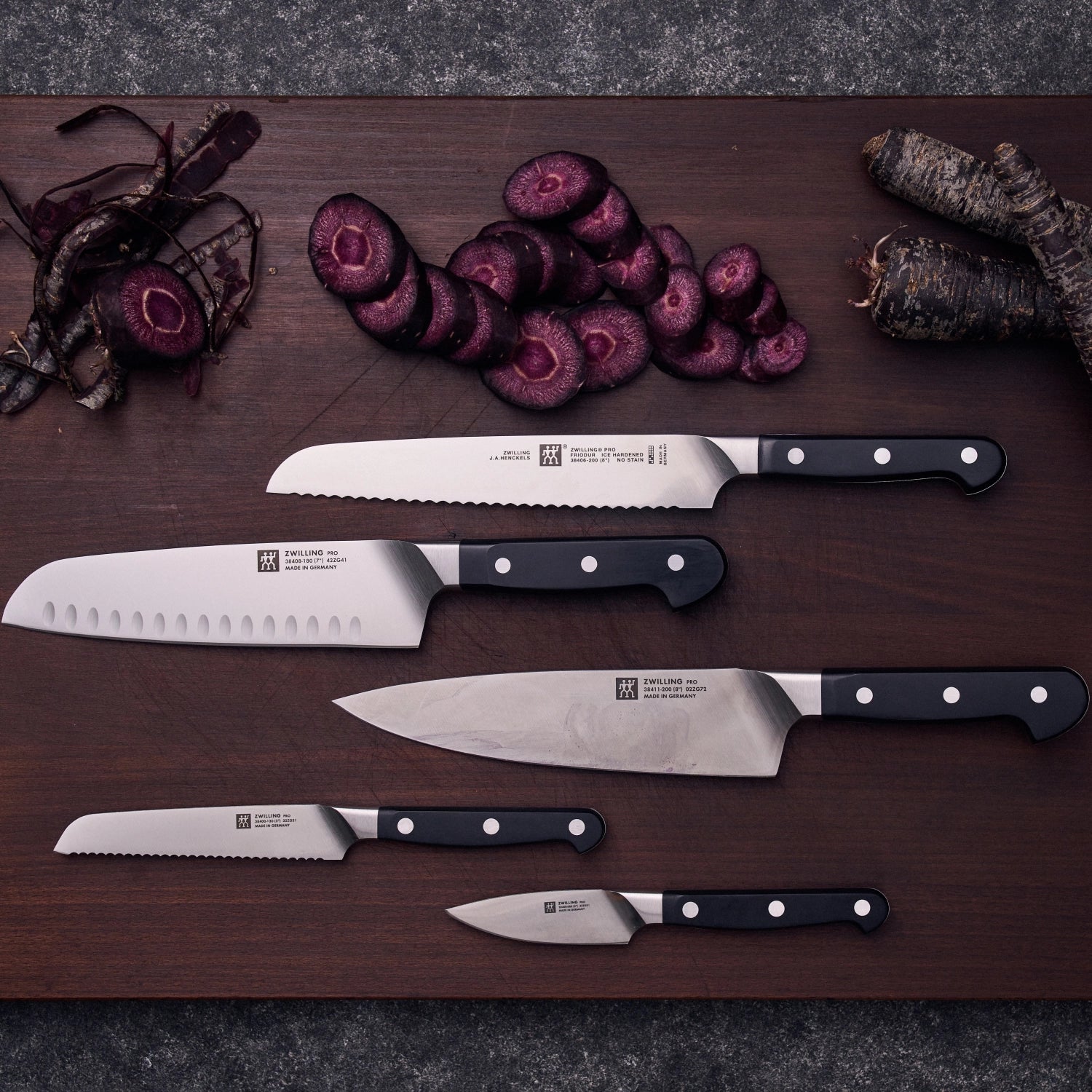 Hochwertiges Zwilling Pro Santokumesser mit Kullen, 180 mm, perfekt für vielseitige Küchenaufgaben, mit komfortablem Griff für müheloses Schneiden.