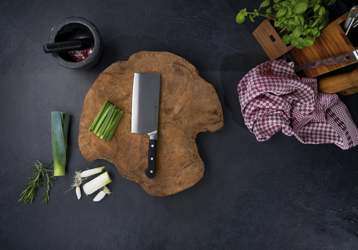 Zwilling Pro Chinesisches Kochmesser 180 mm in Schwarz präsentiert im Onlineshop von KAQTU Design AG. Küchenmesser ist von Zwilling Kitchen