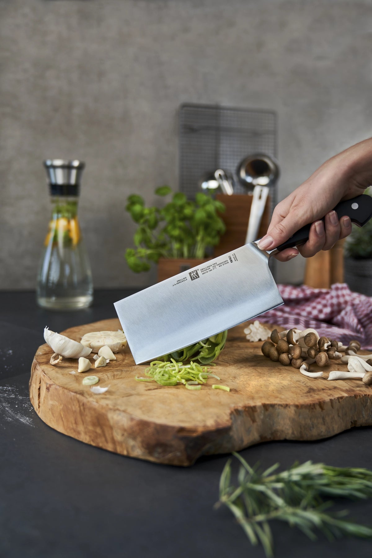 Zwilling Pro Chinesisches Kochmesser 180 mm in Schwarz präsentiert im Onlineshop von KAQTU Design AG. Küchenmesser ist von Zwilling Kitchen
