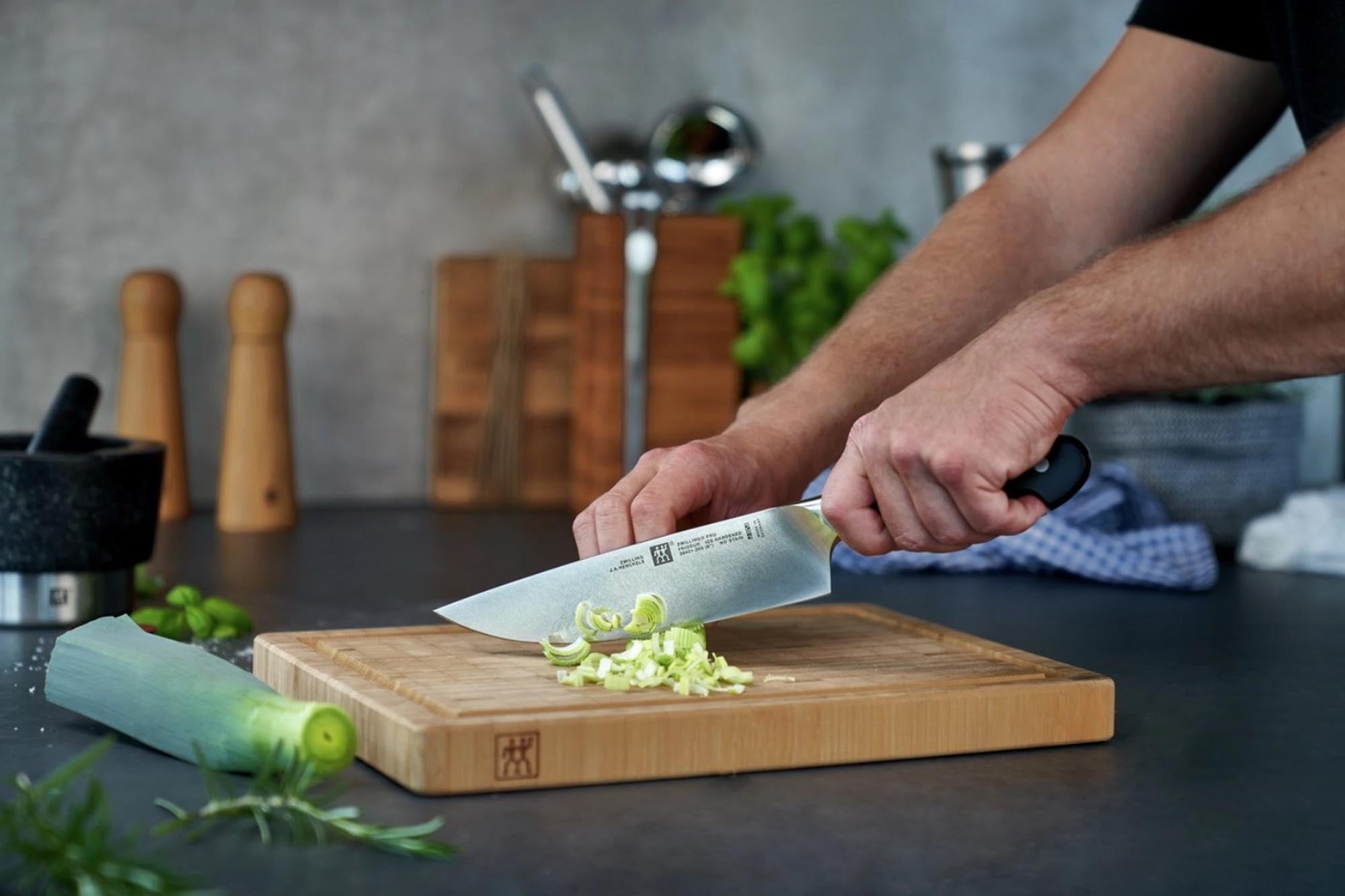 Entdecken Sie das Zwilling Pro Messerset: 3 hochwertige Messer für präzises Schneiden und Zubereiten in Ihrer Küche.