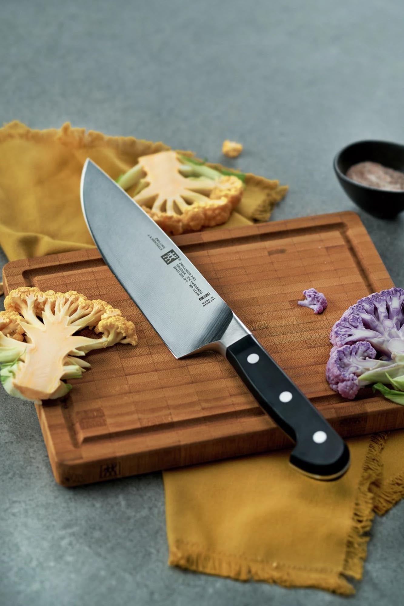 Erleben Sie das Zwilling Pro Messerset: 3 erstklassige Messer für müheloses Schneiden und perfekte Ergebnisse in der Küche.