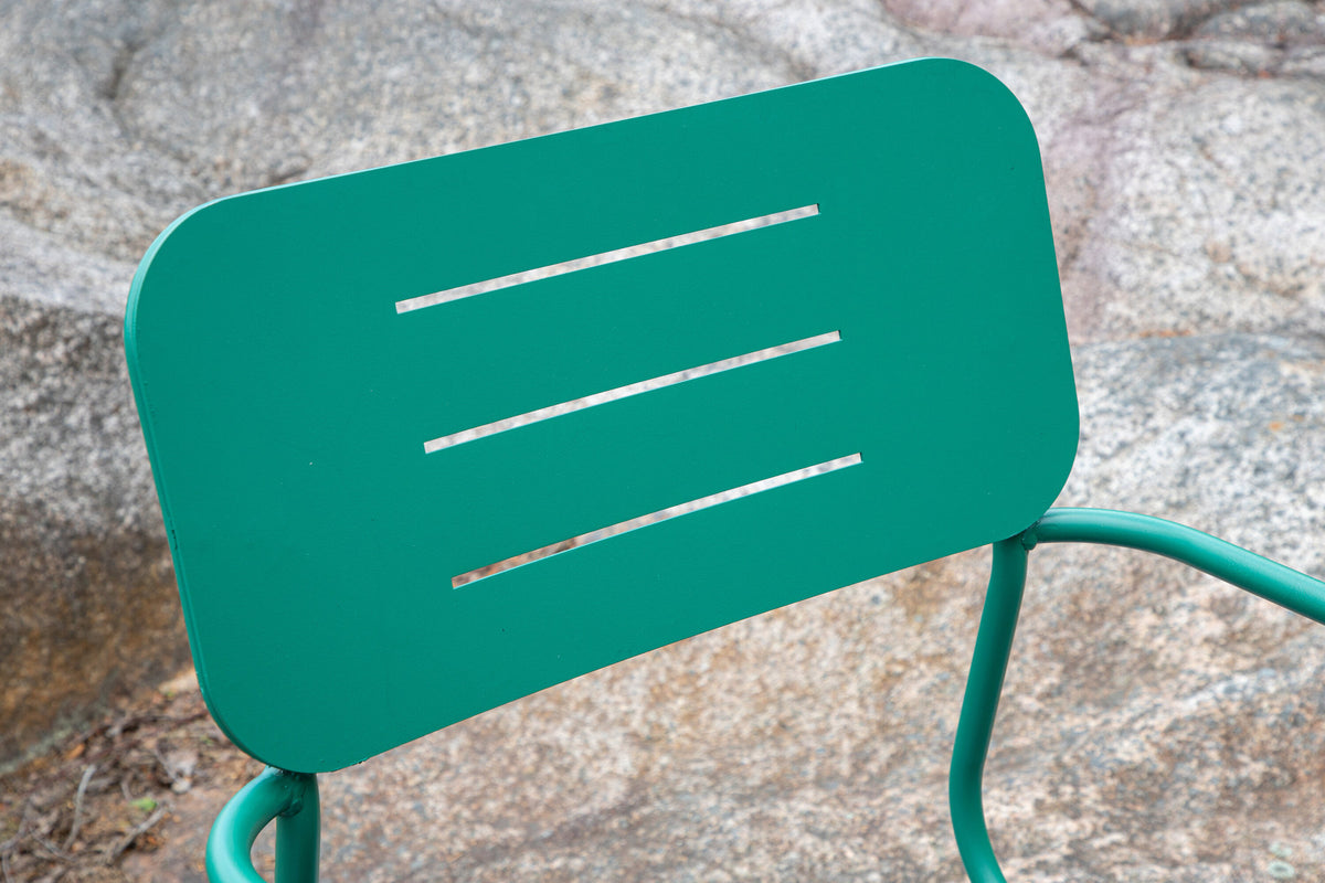 Nicke Stuhl in Grün präsentiert im Onlineshop von KAQTU Design AG. Gartenstuhl mit Armlehnen ist von Venture Home