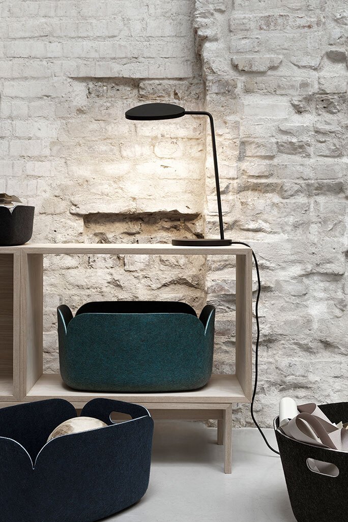 Leaf Tisch Lampe in Schwarz präsentiert im Onlineshop von KAQTU Design AG. Tischleuchte ist von Muuto