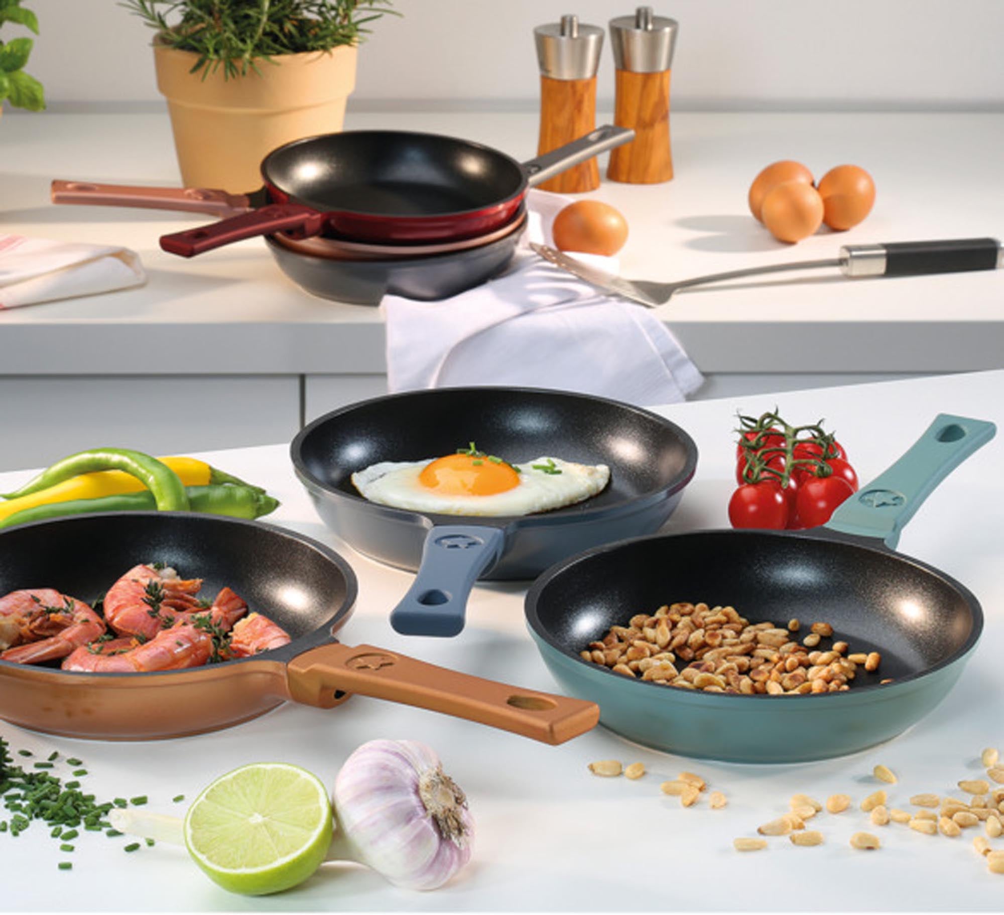 Kompakte SPRING Bratpfanne Mini in grau metallic, ø 18 cm, ideal für kleine Portionen, hochwertig und stilvoll.