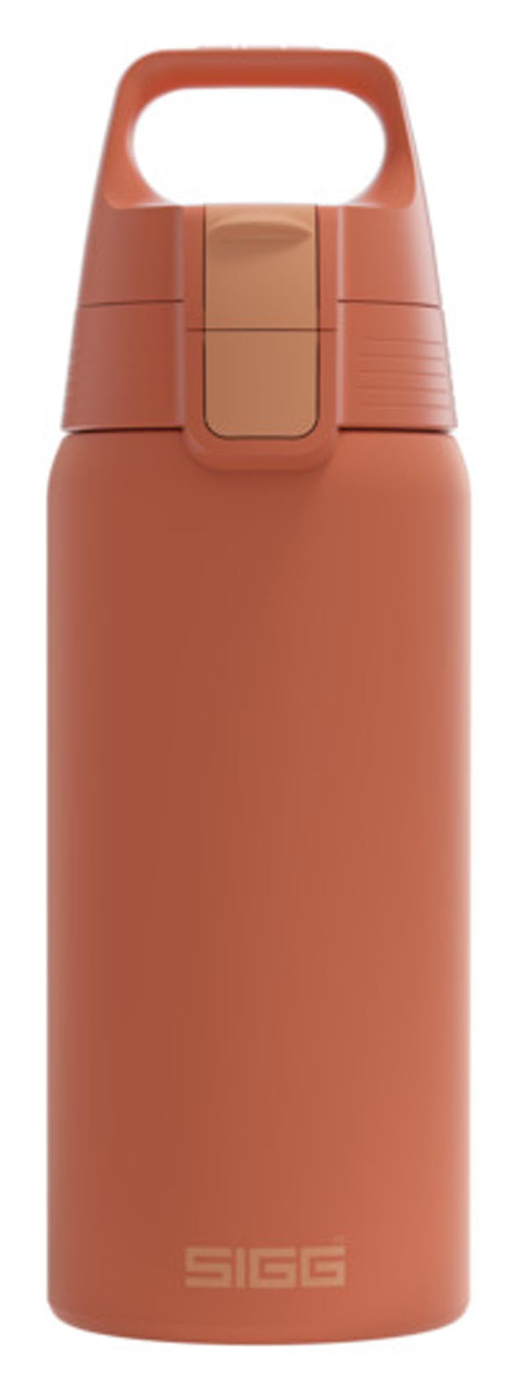 SIGG Isolierflasche Shield Therm One eco red 0.5 l in  präsentiert im Onlineshop von KAQTU Design AG. Küchenhelfer ist von SIGG