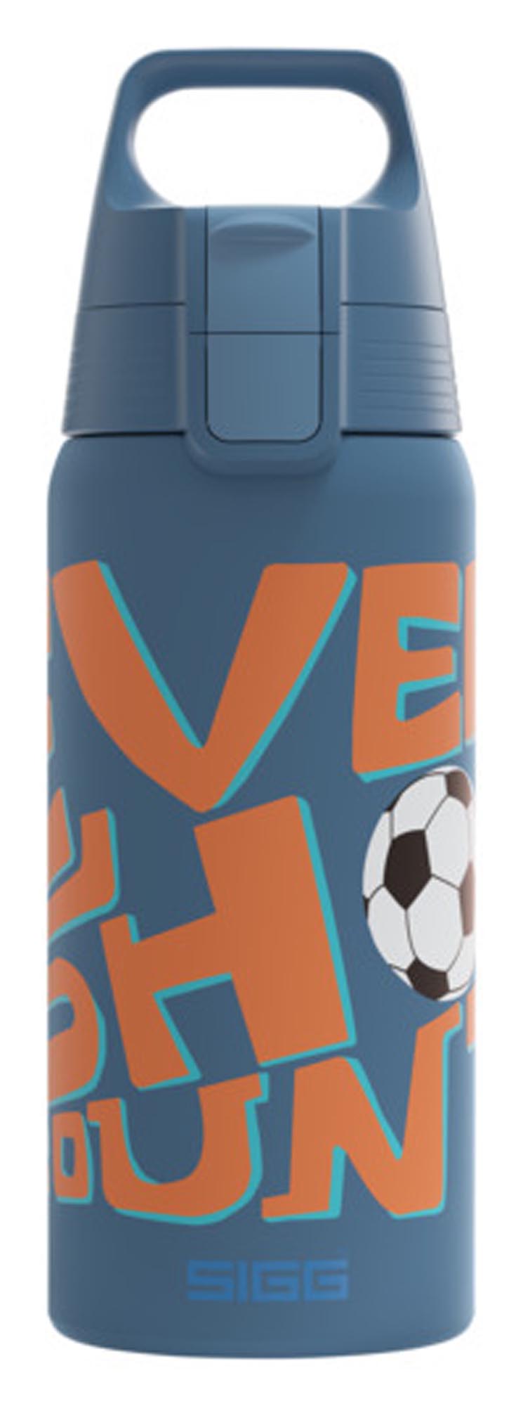 Die SIGG Shield Therm One Ballgame 0.5 l: stilvolle, robuste Isolierflasche für heiße und kalte Getränke, ideal für unterwegs.
