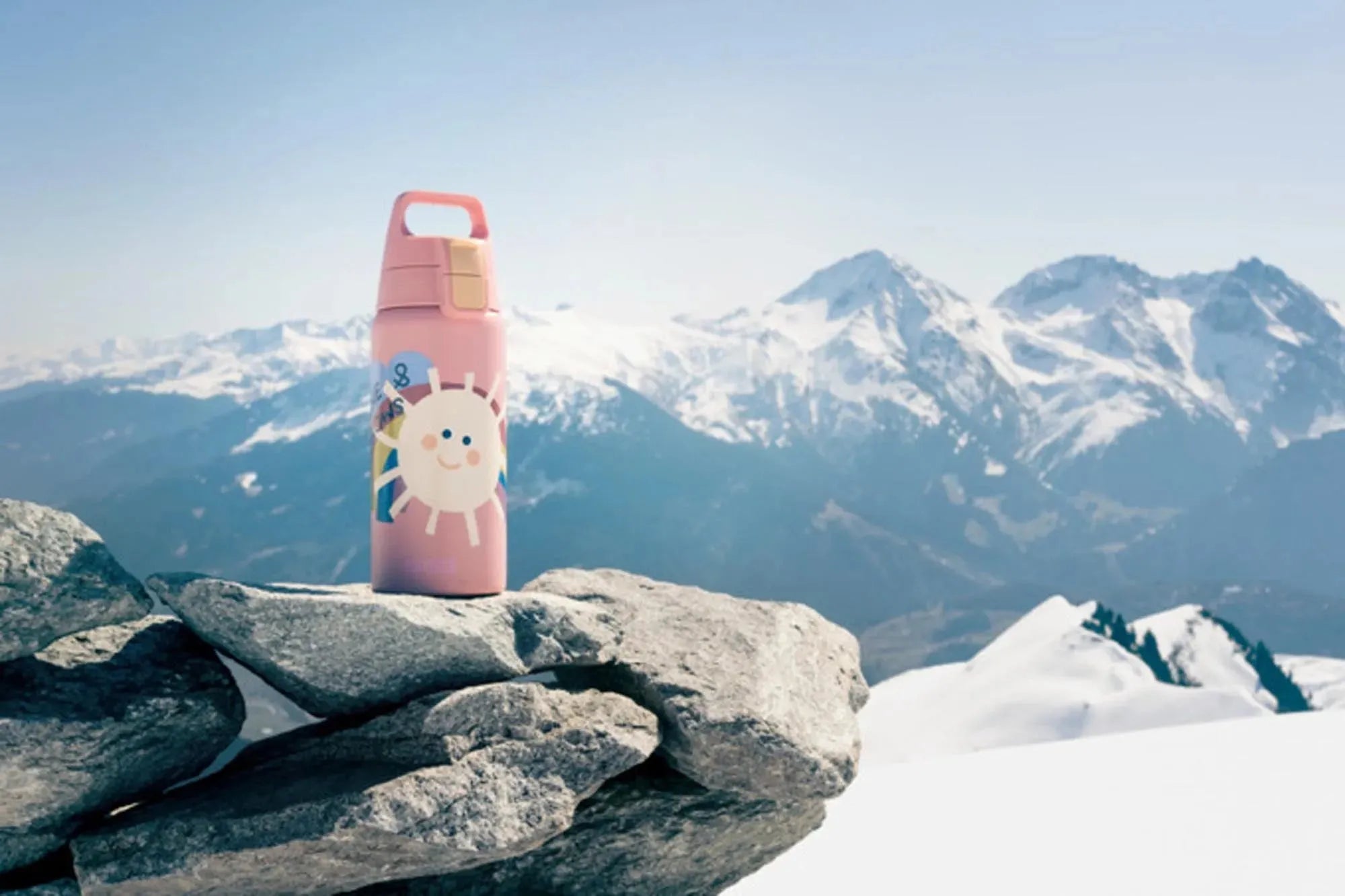Die SIGG Shield Therm One Sunshine 0.5 l hält Getränke bis zu 12h warm und 20h kalt. Kompakt, auslaufsicher, spülmaschinenfest.