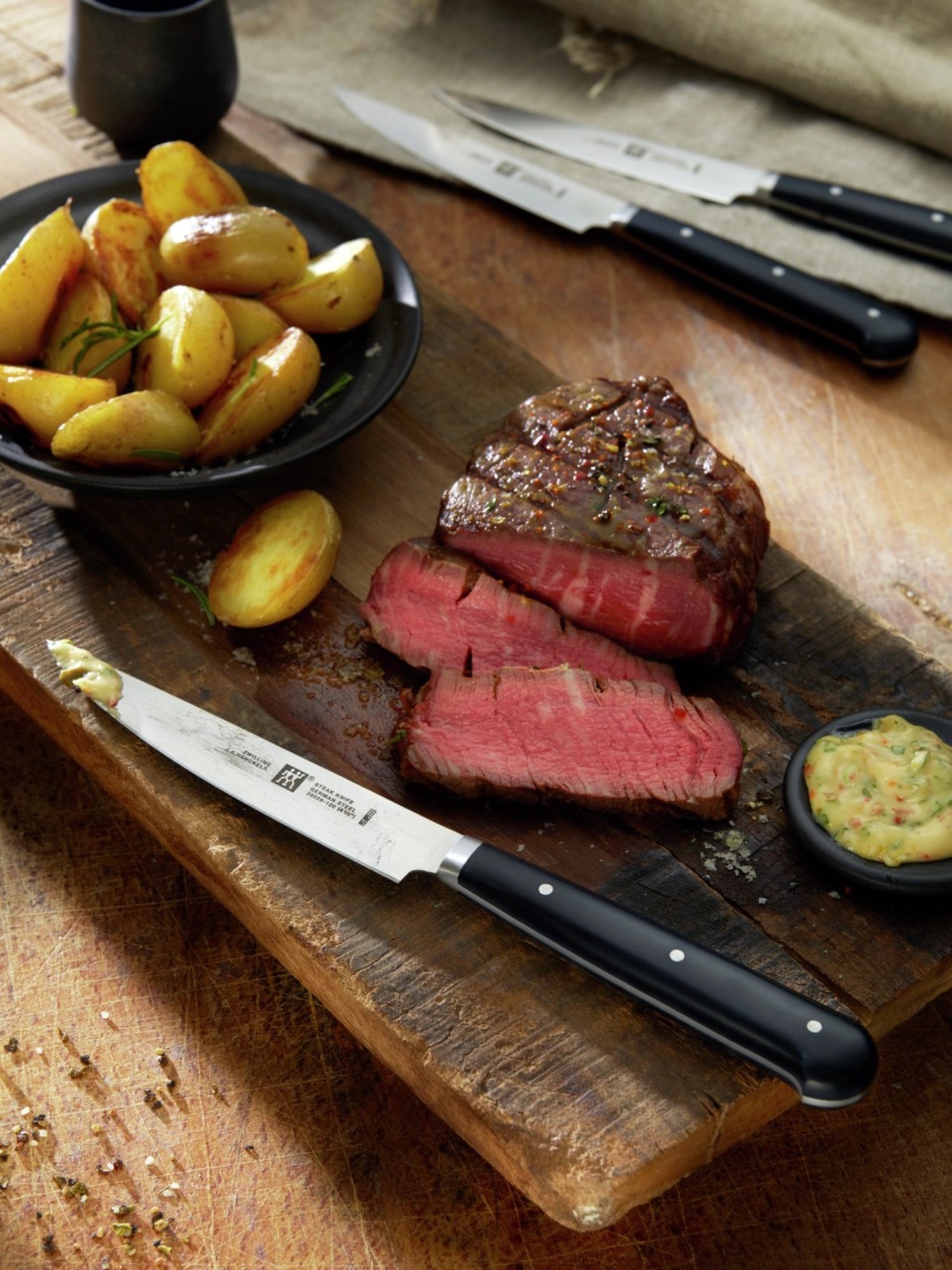 Hochwertiges 4-teiliges Steakmesser Set von Zwilling Kitchen, 120 mm, ideal für saftige Steaks, mit ergonomischen Griffen und scharfen Klingen.