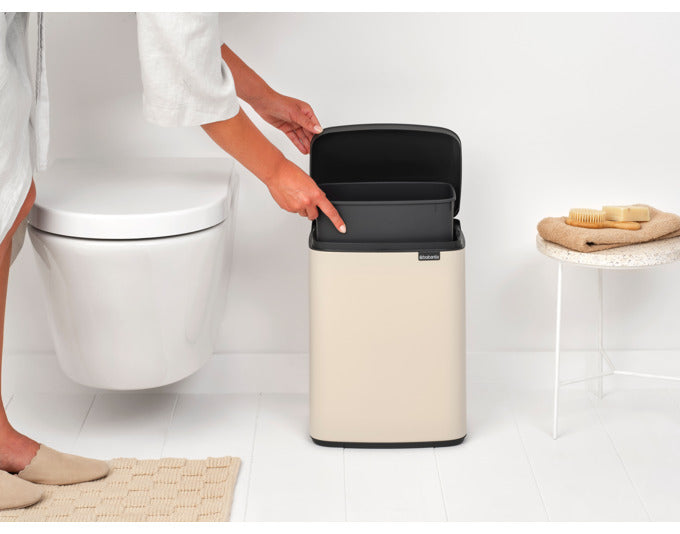 Eleganter BRABANTIA Abfallbehälter Bo in soft beige, 12 l, ideal für stilvolle Mülltrennung und modernes Wohnen.