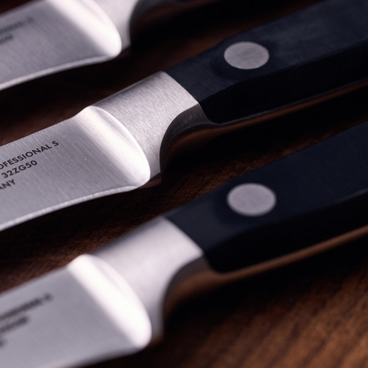 Professional "S" 4er Set Steakmesser in Schwarz präsentiert im Onlineshop von KAQTU Design AG. Küchenmesser ist von Zwilling Kitchen