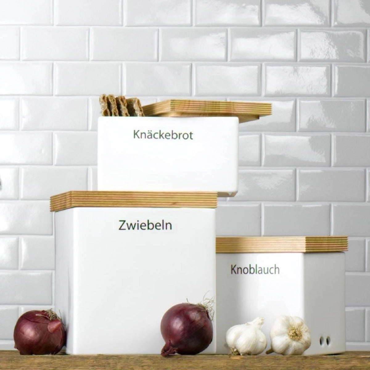 Keramik Vorratsdose mit Holzdeckel 18x15.5x20.5 cm in Weiss präsentiert im Onlineshop von KAQTU Design AG. Aufbewahrungsdose ist von Continenta