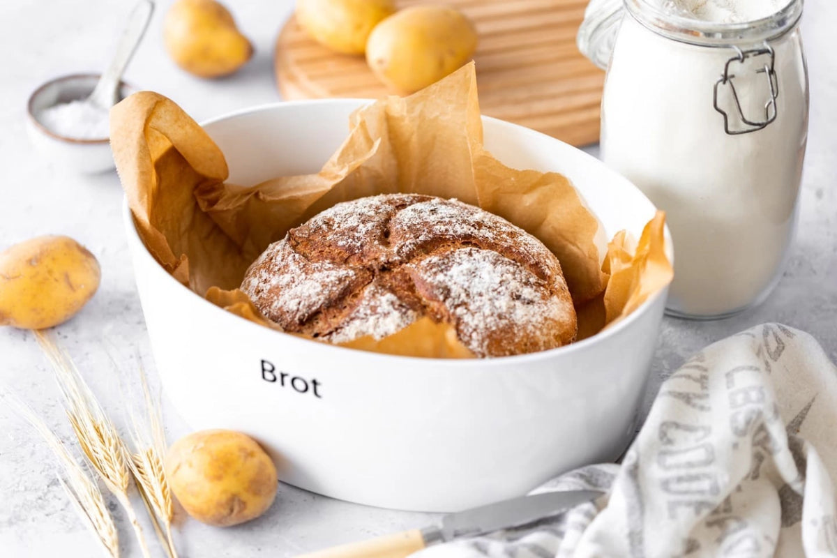 Keramik Brottopf mit Holzdeckel, 30x23x13.5 cm in Weiss präsentiert im Onlineshop von KAQTU Design AG. Brotkorb ist von Continenta