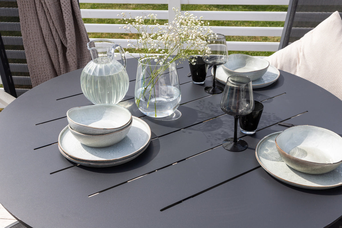 Alma Gartentisch in Schwarz präsentiert im Onlineshop von KAQTU Design AG. Gartentisch ist von Venture Home