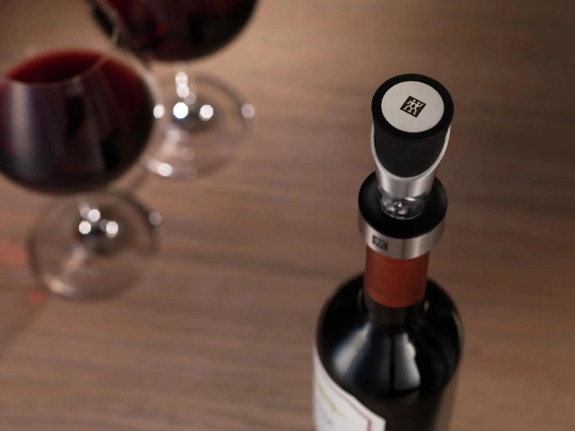 Stilvoller Edelstahl-Weinausgießer von Zwilling für tropffreies Einschenken.
