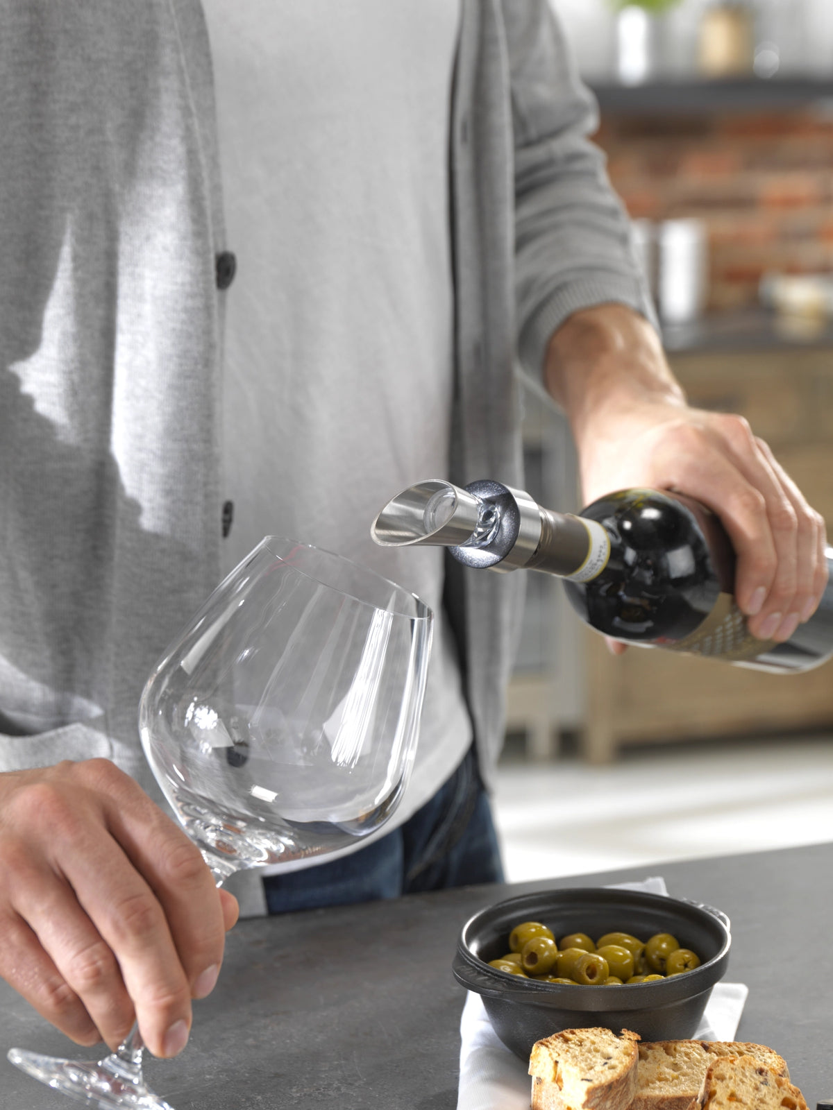 Weinausgiesser 18/10 Edelstahl in Schwarz präsentiert im Onlineshop von KAQTU Design AG. Barzubehör ist von Zwilling Kitchen