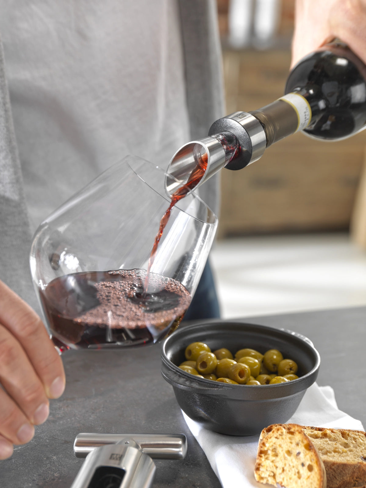 Weinausgiesser 18/10 Edelstahl in Schwarz präsentiert im Onlineshop von KAQTU Design AG. Barzubehör ist von Zwilling Kitchen