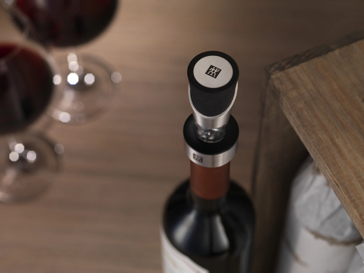 Weinausgiesser 18/10 Edelstahl in Schwarz präsentiert im Onlineshop von KAQTU Design AG. Barzubehör ist von Zwilling Kitchen