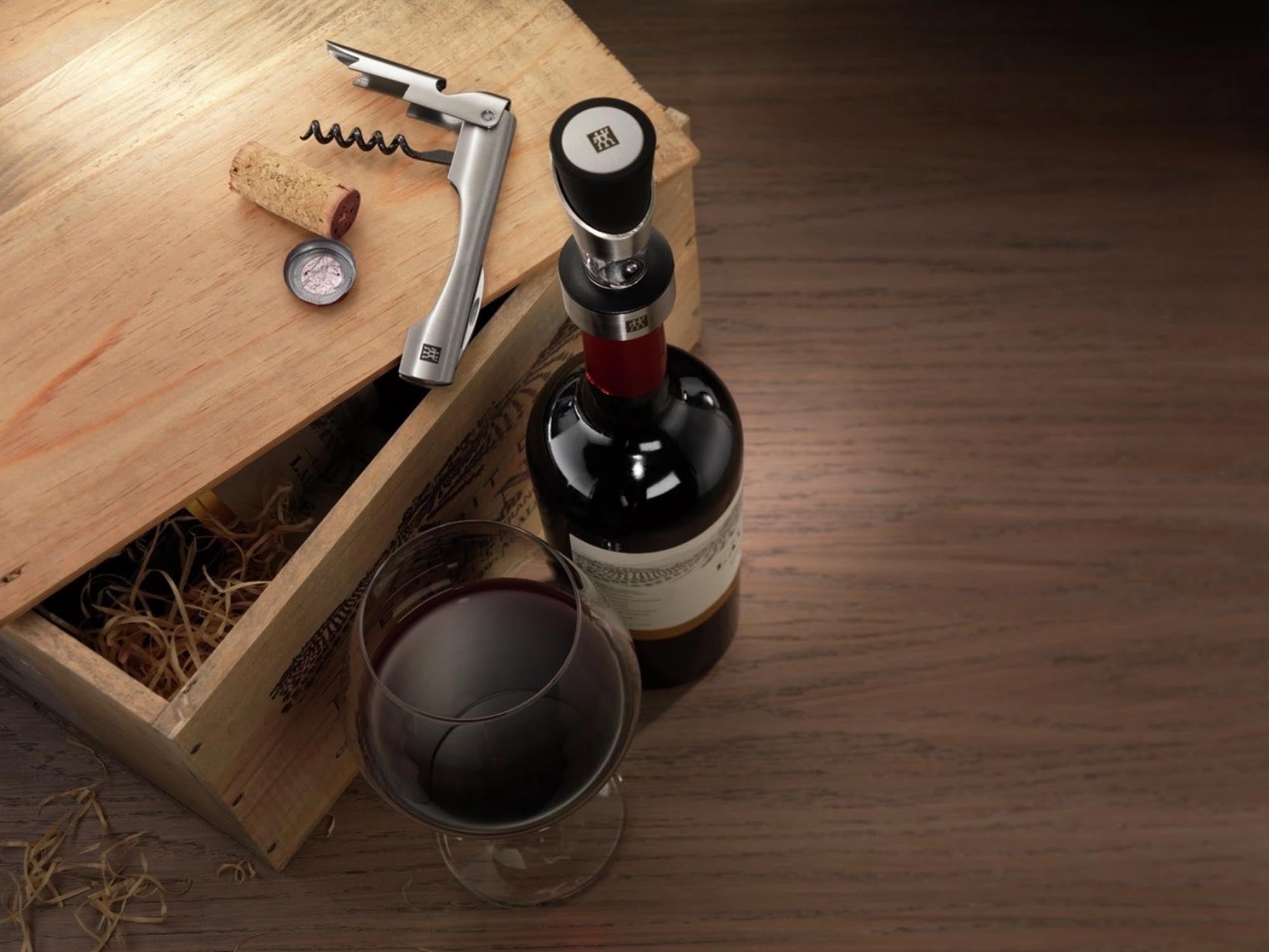 Elegantes 2-teiliges Sommelier-Set von Zwilling: Hochwertiger Korkenzieher und Flaschenöffner aus Edelstahl für stilvolles Weinvergnügen.
