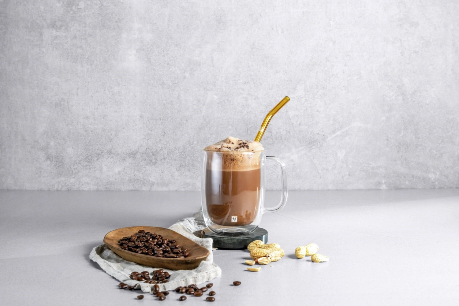 Genießen Sie Kaffee stilvoll mit den Sorrento Plus Latte Macchiato Tassen von Zwilling. 450ml, modernes Design, hitzebeständig und spülmaschinenfest.