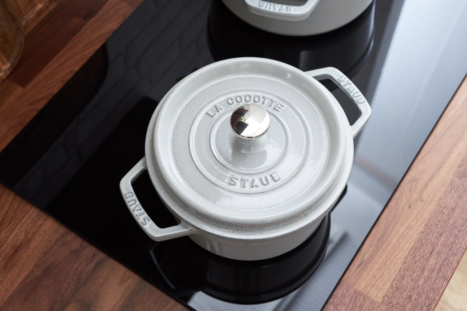Runde Cocotte von Staub, 20 cm, aus Gusseisen, in edlem Weiß mit Trüffel-Finish, ideal für schmackhafte Gerichte und stilvolle Präsentation.