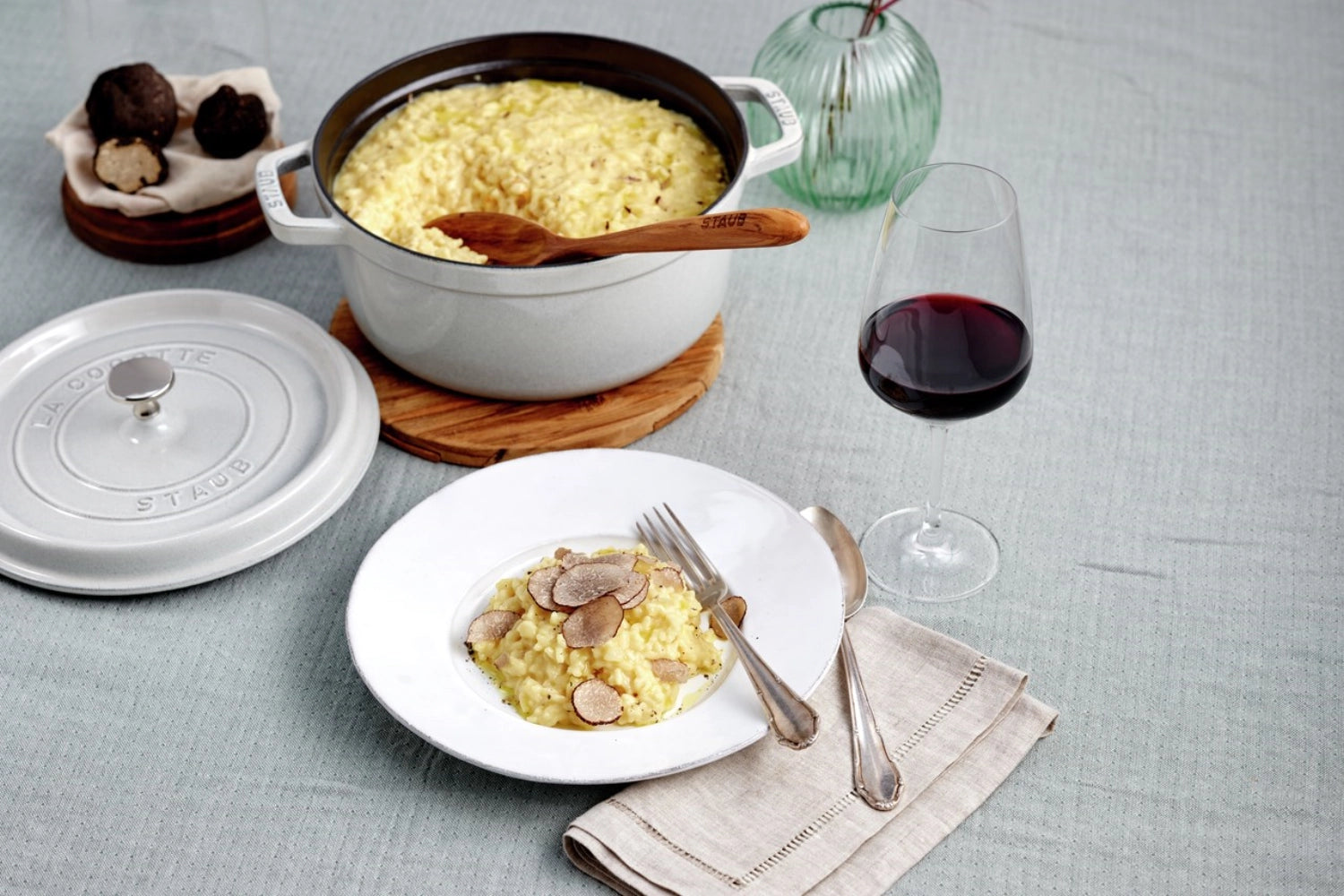 Elegante runde Cocotte von Staub, 20 cm, aus robustem Gusseisen, in luxuriösem Weiß mit Trüffel-Optik, perfekt für kreative Kochkunst.