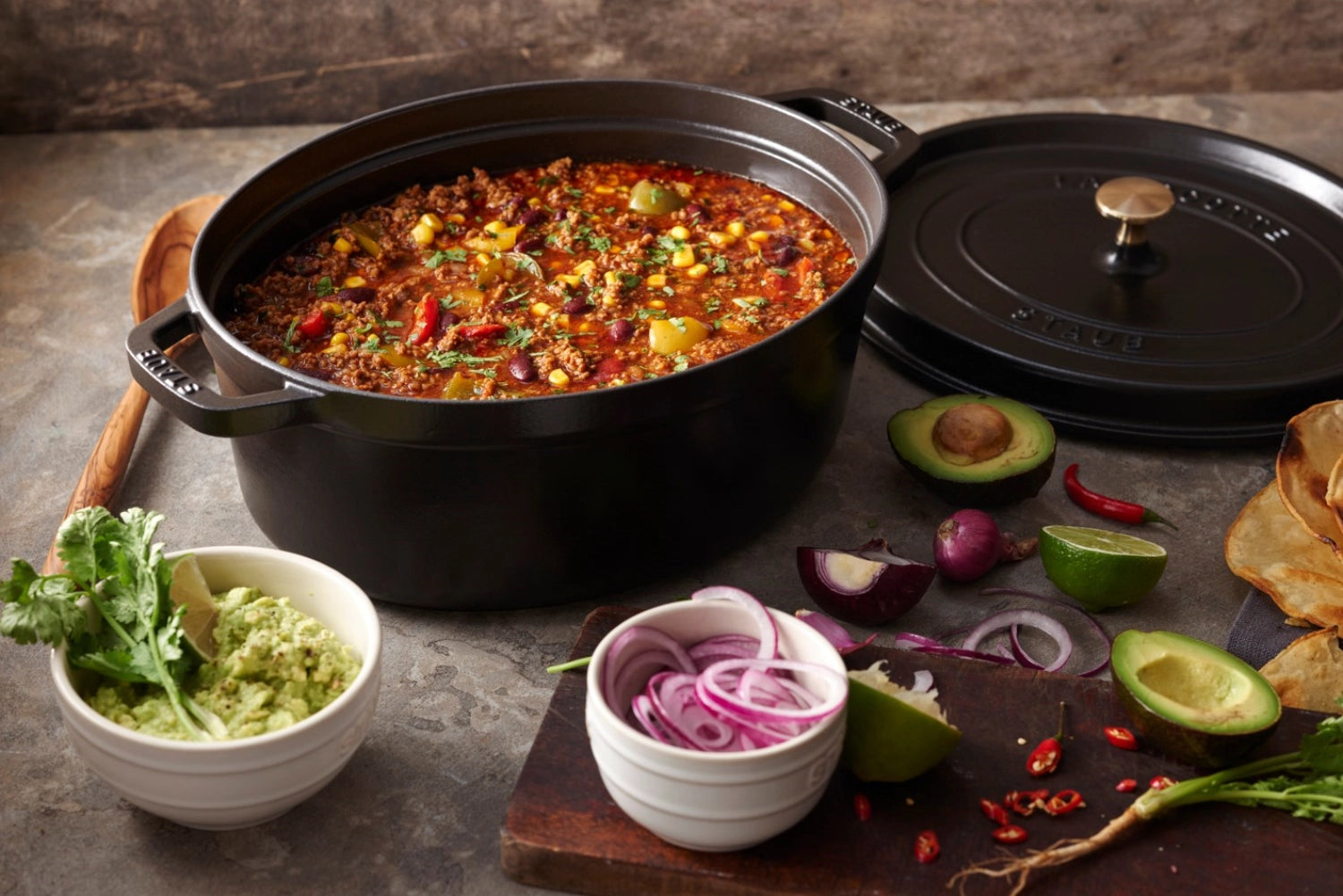 Elegante ovale Cocotte von Staub mit 6,7 l Fassungsvermögen, perfekt für köstliche Eintöpfe und festliche Anlässe.