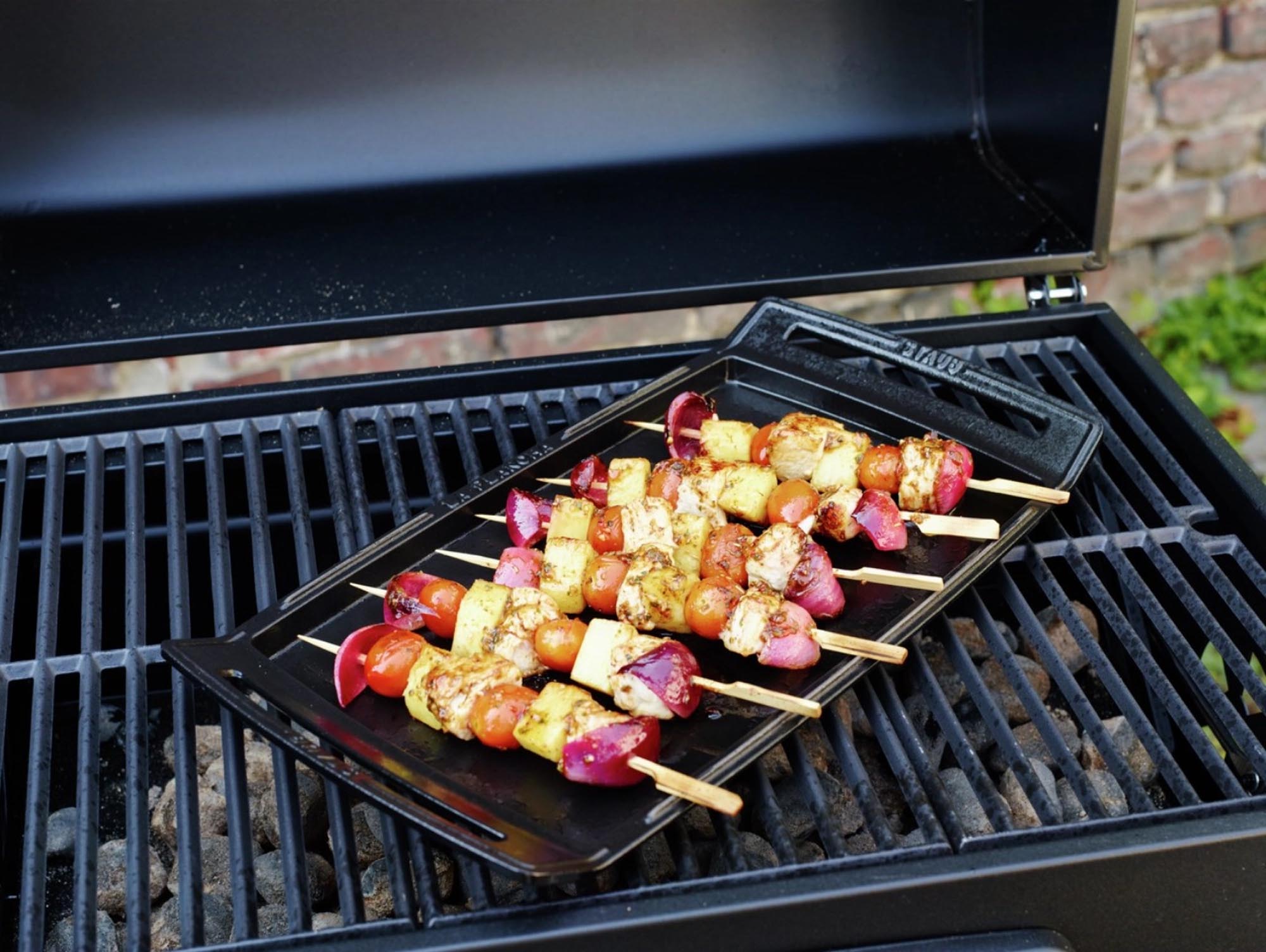 Entdecken Sie die stilvolle Staub Teppanyaki- und Grill-Platte (38x25 cm) aus langlebigem Gusseisen – ideal für Grillpartys und vielseitige Kochtechniken.
