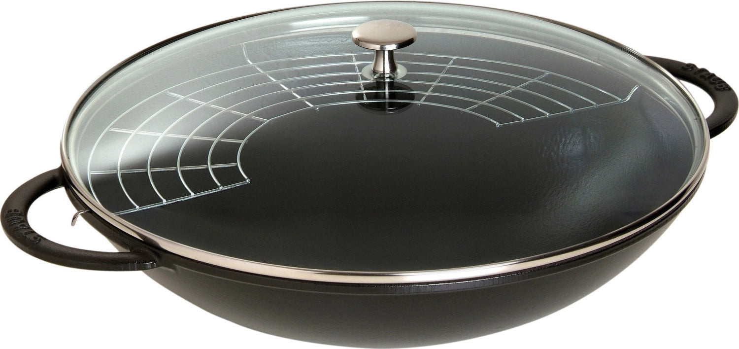 Wok mit Glasdeckel 5.7l in Schwarz präsentiert im Onlineshop von KAQTU Design AG. Pfanne/Topf ist von Staub