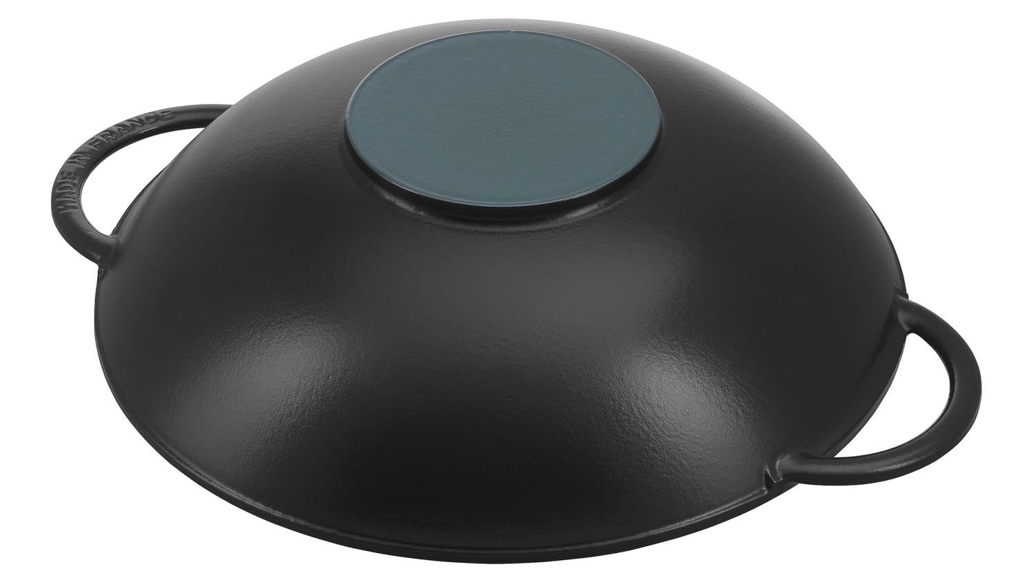 Hochwertiger Wok von Staub mit 5.7l Fassungsvermögen und klarem Glasdeckel, perfekt für gesundes Kochen und schmackhafte Gerichte.