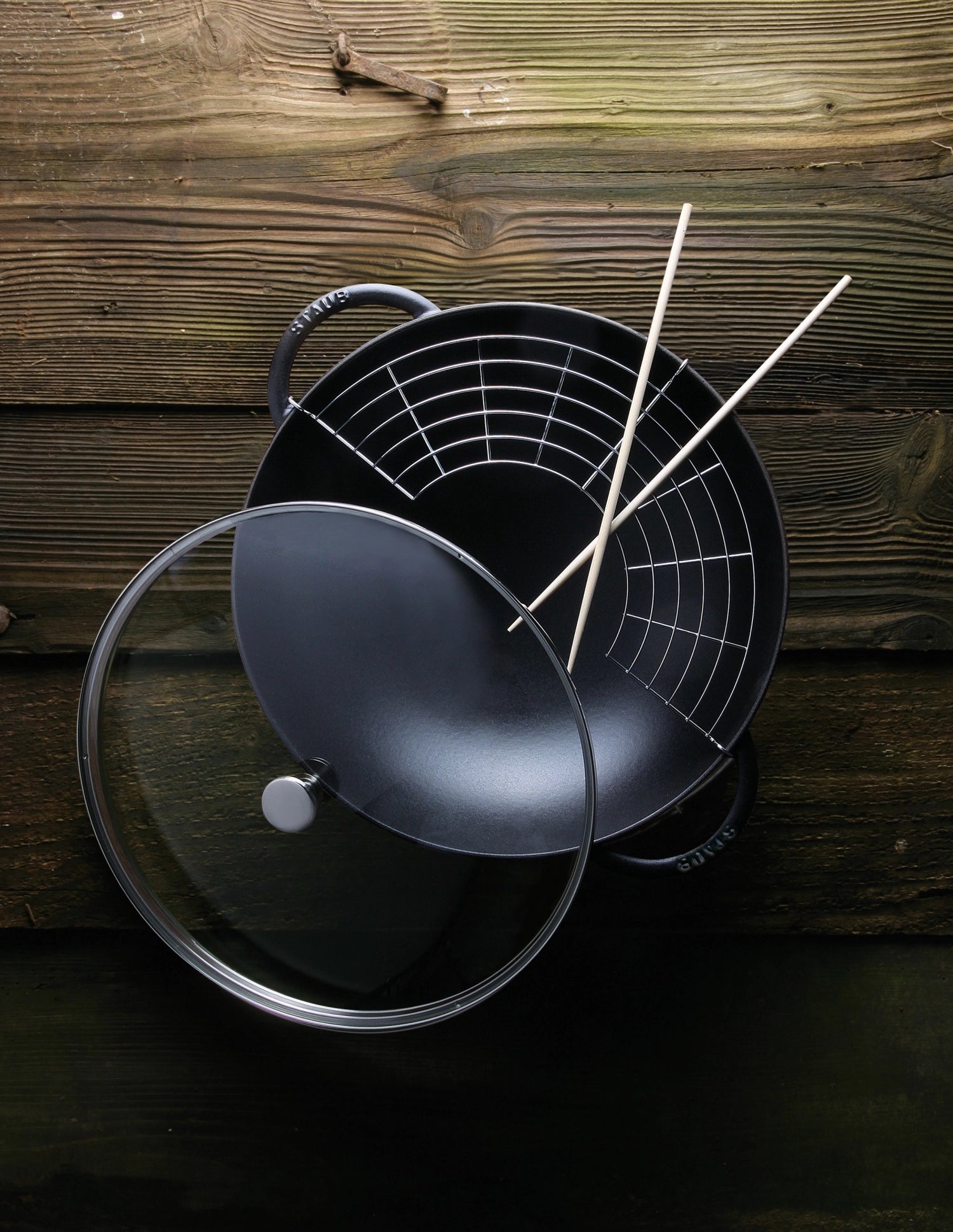 Eleganter Wok mit 5.7l Volumen und transparentem Glasdeckel von Staub, ideal für vielseitige Kochmethoden und kreative Rezepte.