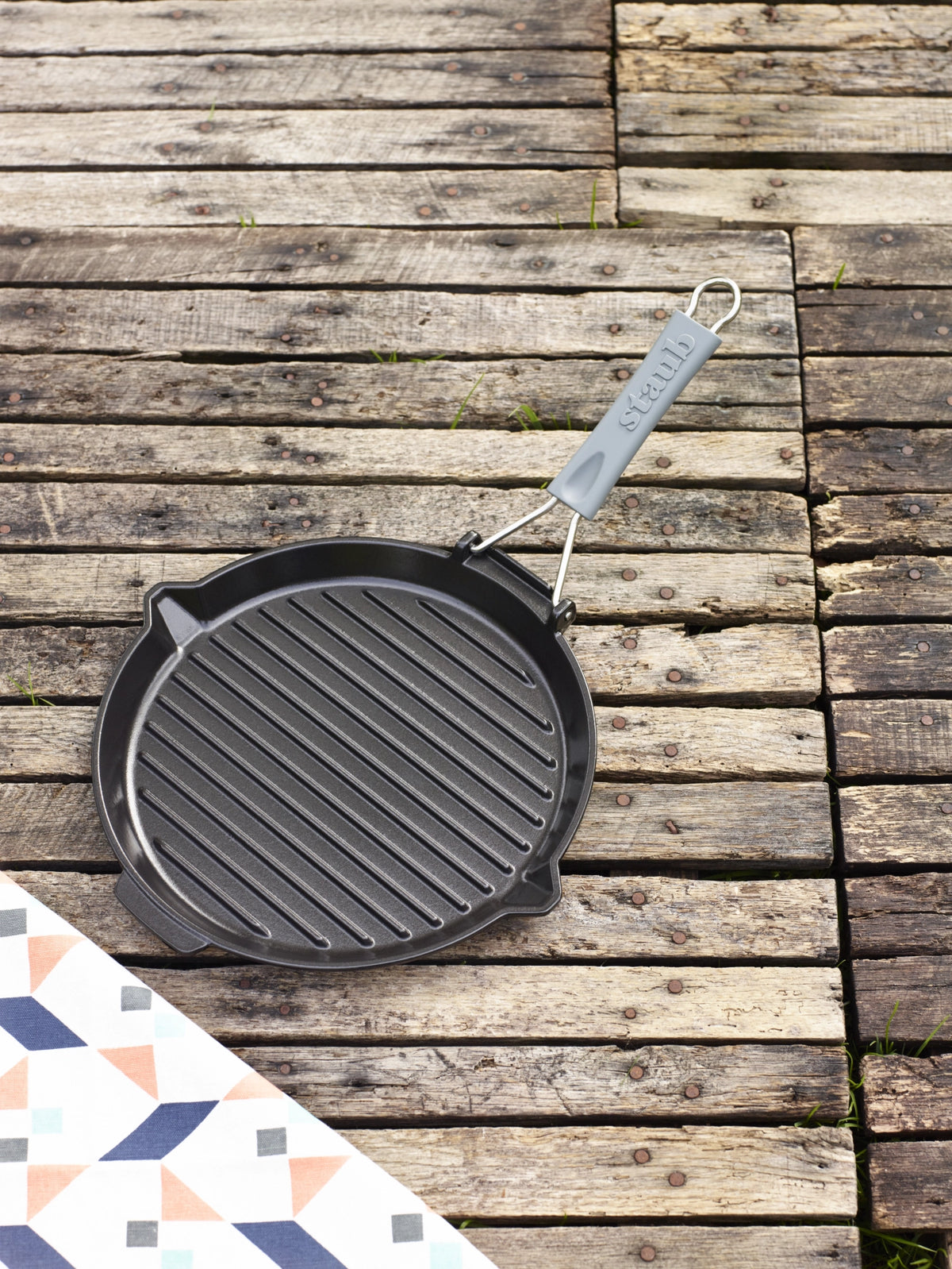 Grillpfanne rund in Schwarz präsentiert im Onlineshop von KAQTU Design AG. Bratpfanne ist von Staub