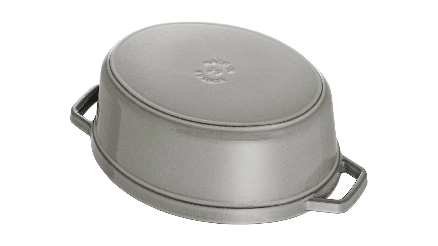 Elegante ovale Cocotte von Staub mit 1,0 l Fassungsvermögen, perfekt für schmackhafte Gerichte und stilvolle Tischpräsentation.