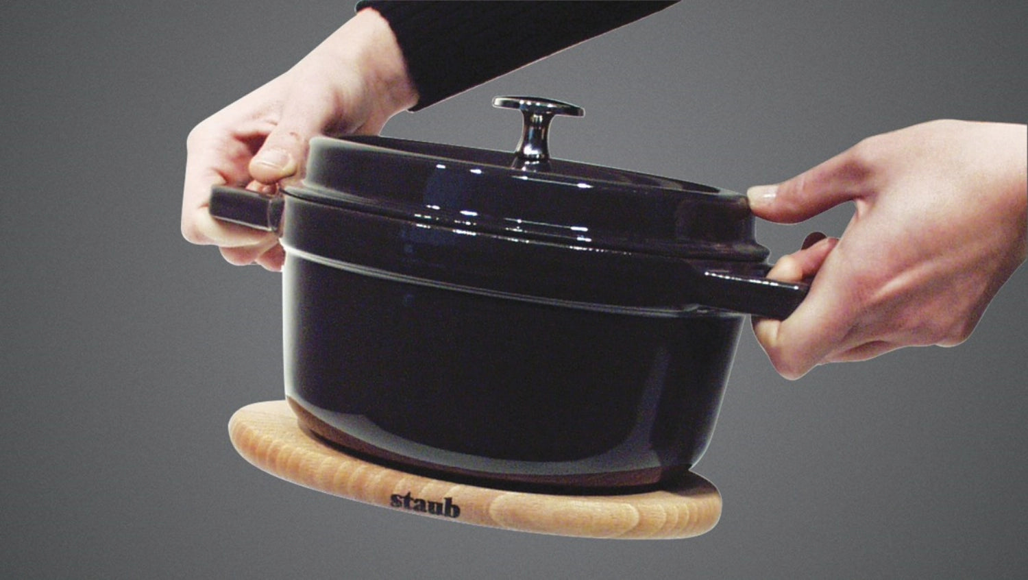 Mini Cocotte von Staub, rund, 10 cm, dunkelblau, aus Gusseisen, ideal für individuelle Portionen und stilvolles Kochen.