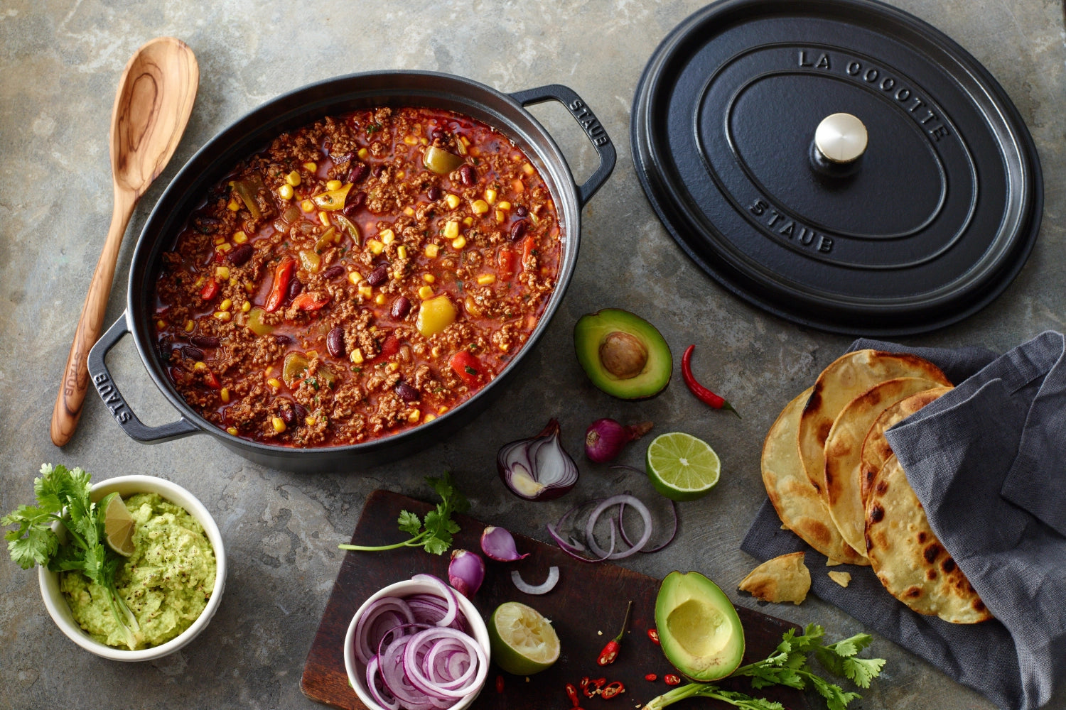 Elegante ovale Cocotte von Staub mit 6,7 l Fassungsvermögen, perfekt für köstliche Eintöpfe und festliche Menüs.