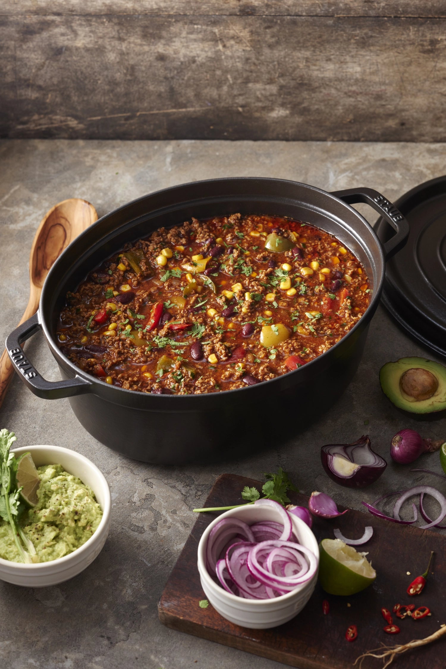 Hochwertige ovale Cocotte von Staub mit 6,7 l Volumen, ideal für die Zubereitung von herzhaften Gerichten und besonderen Anlässen.