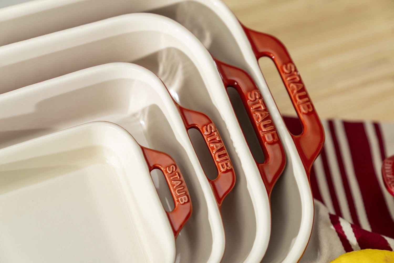 Rechteckige Auflaufform von Staub, perfekt für Ofengerichte, robust, elegant und aus erstklassigem Material gefertigt.
