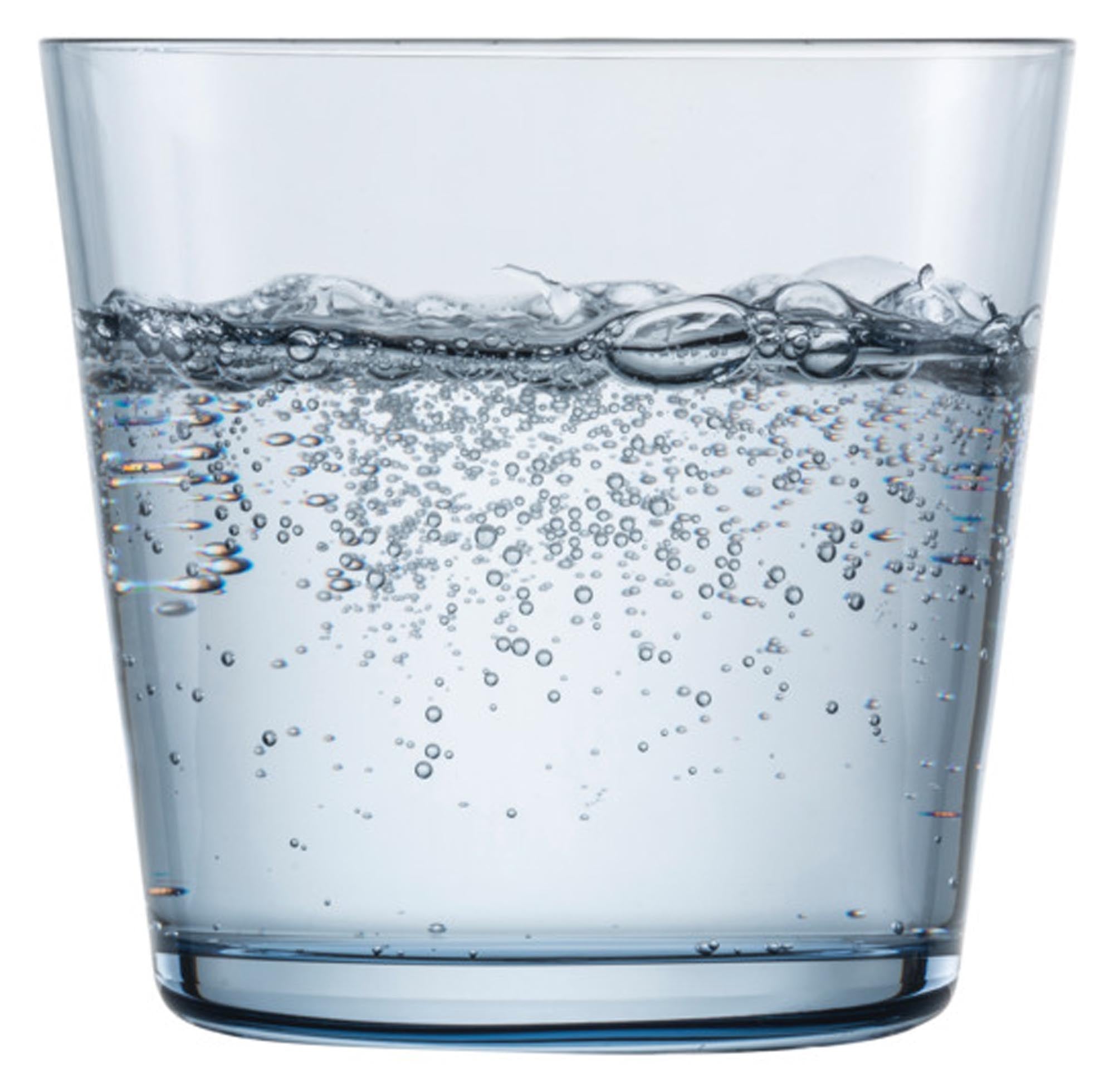 Elegante Wassergläser von ZWIESEL GLAS in smoke blue, 4er-Set, ideal für stilvolle Tischdekoration und hochwertige Getränkepräsentation.