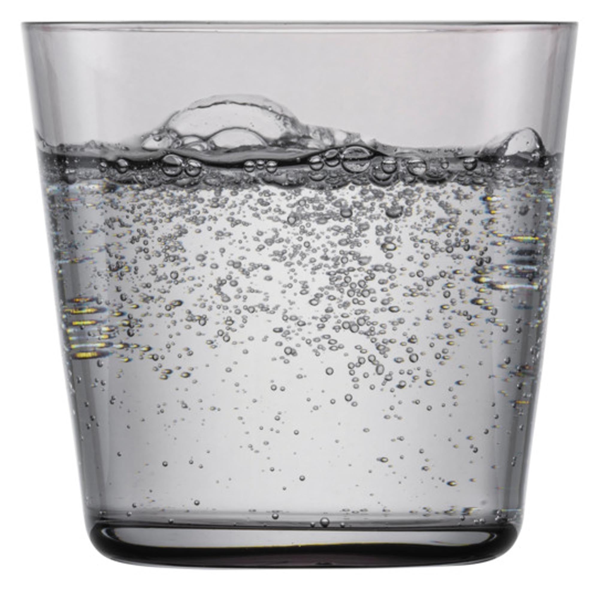 Elegante Wassergläser von ZWIESEL GLAS in Graphitgrau, Set aus 4 Stück, ideal für stilvolle Tischdekoration und Genuss.