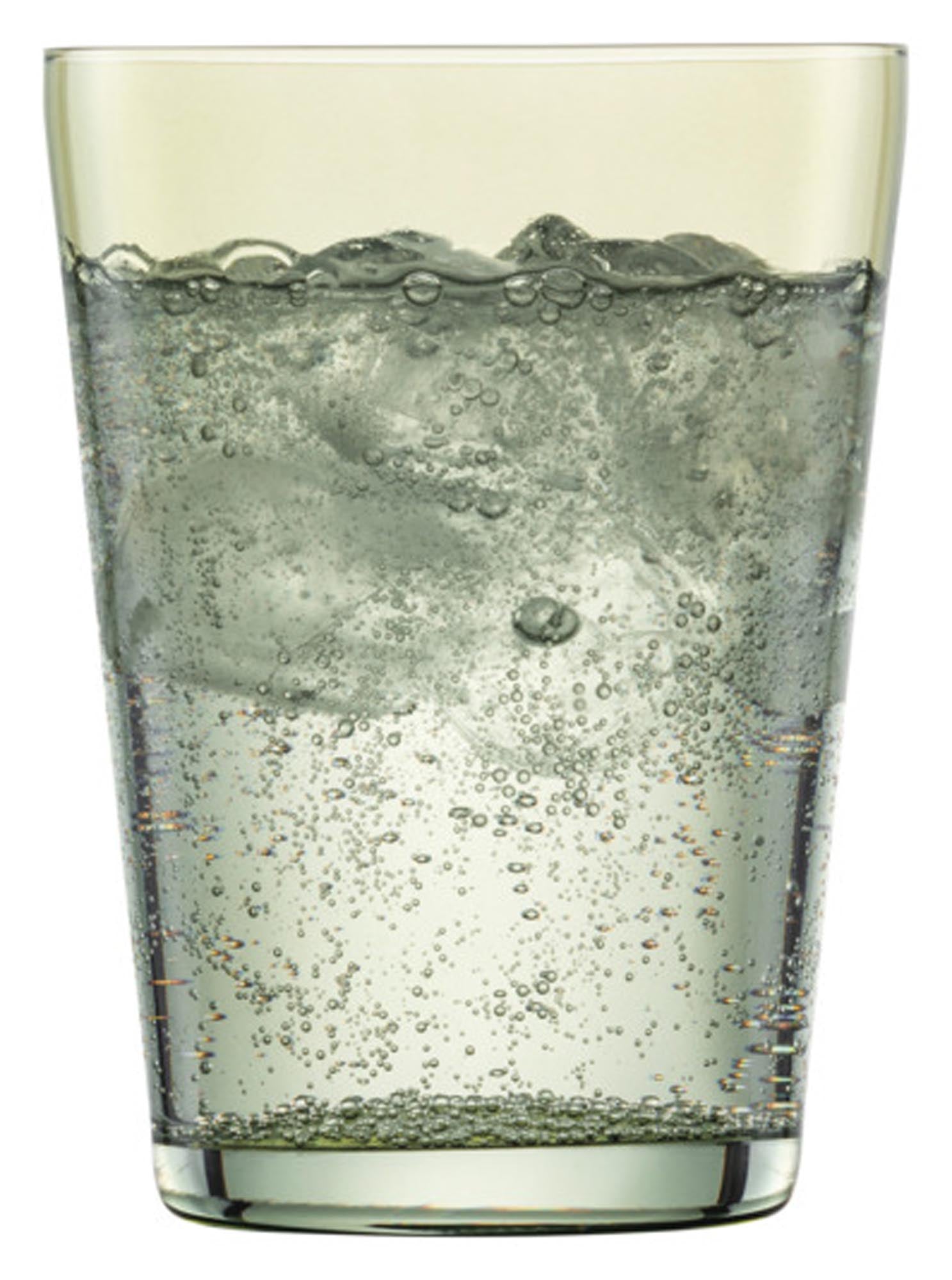 Elegante ZWIESEL GLAS Wassergläser in Olive, Set aus 4 Stück, ideal für stilvolles Servieren von Getränken.