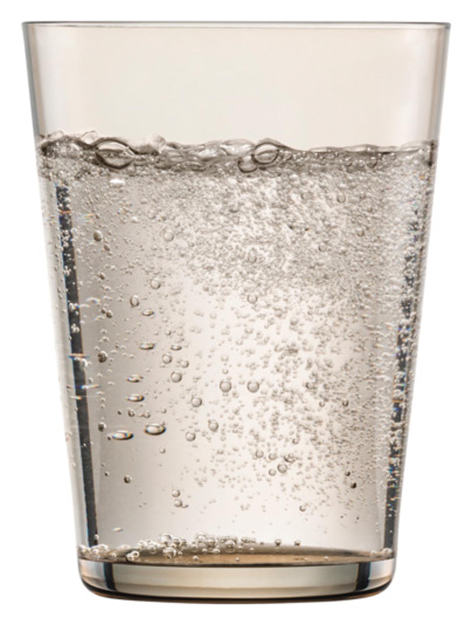 Elegante Wassergläser von ZWIESEL GLAS in taupe, Set aus 4 Stück, ideal für stilvolle Tischdekoration und hochwertige Getränkepräsentation.