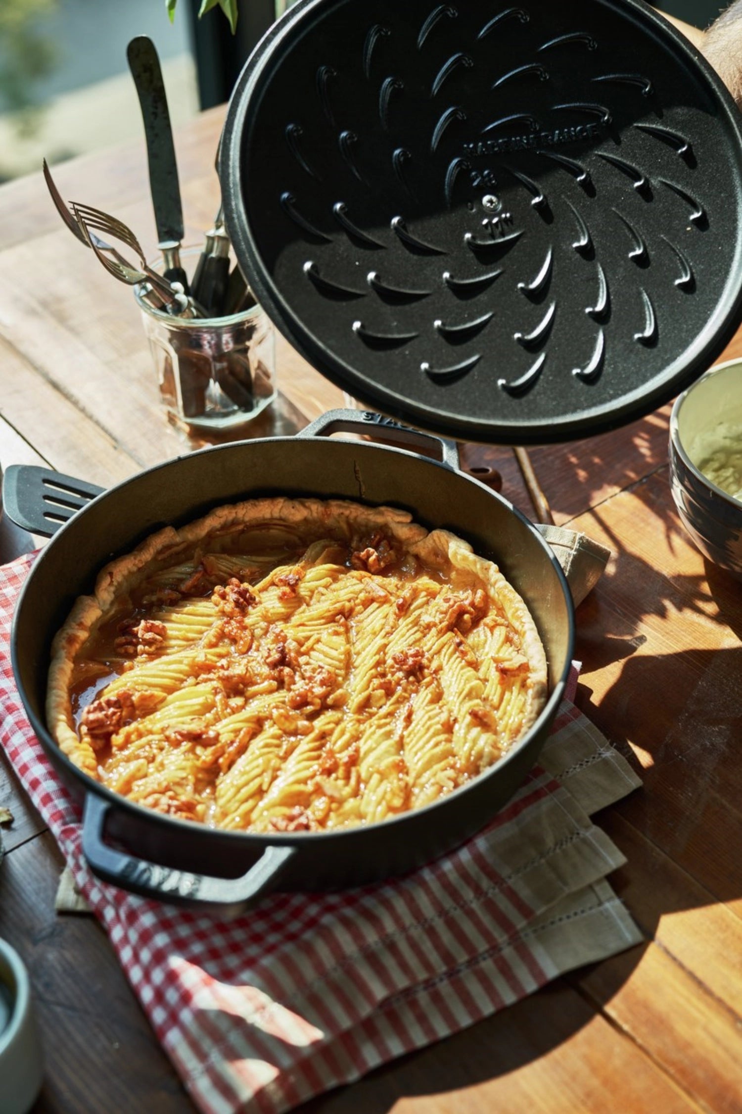 Schmorpfanne Chistera 28 cm in Schwarz präsentiert im Onlineshop von KAQTU Design AG. Pfanne/Topf ist von Staub